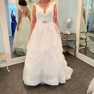 Elegant White Lace Wedding Dress